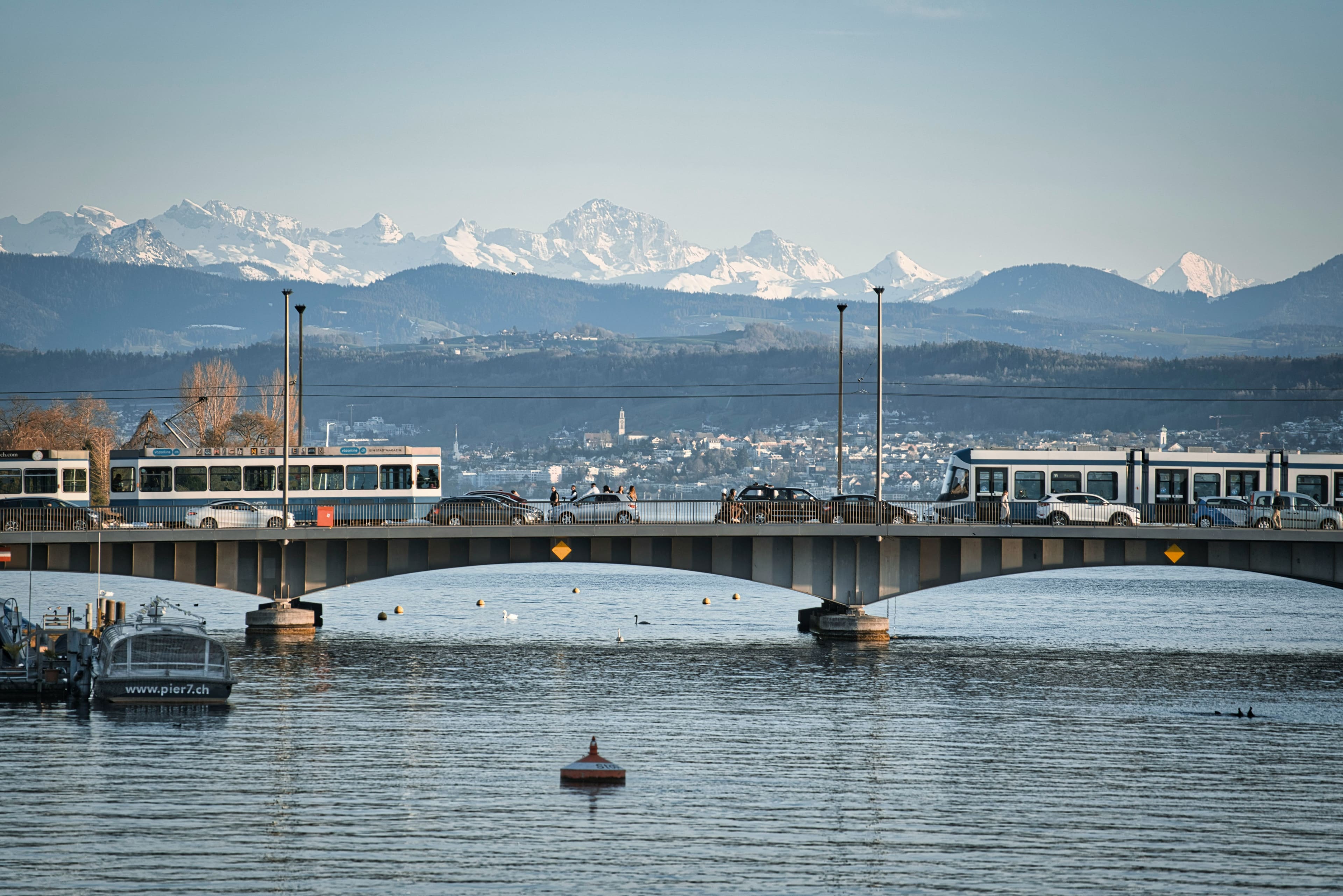 Brücke über den Zürichsee mit Blick auf die Schweizer Alpen